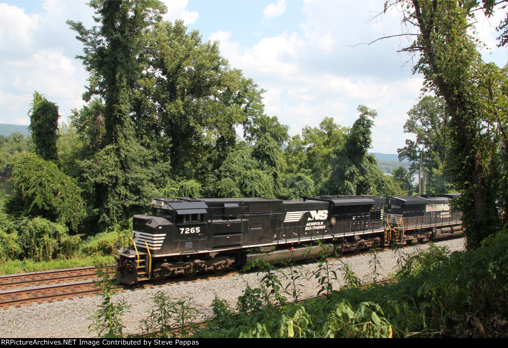 NS 7265 leading train 35A through Duncannon PA